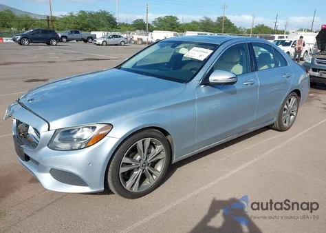 2018 Mercedes-Benz C 300 z USA, uszkodzony, nr VIN 55SWF4JB1JU234570